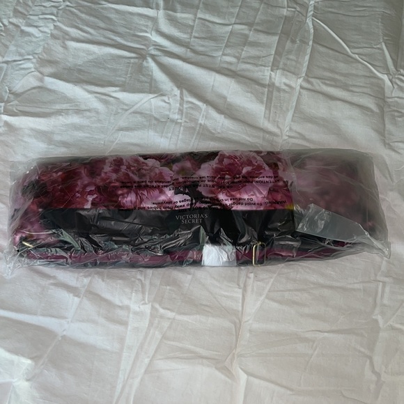 NWT NEVER OPENED IN PACKAGE Large Victoria Secret Tote - Picture 3 of 3